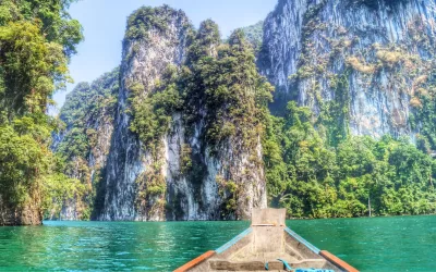 Selva y lago de Khao Sok
