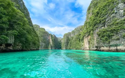 Acque turchesi della laguna Pileh a Phi Phi